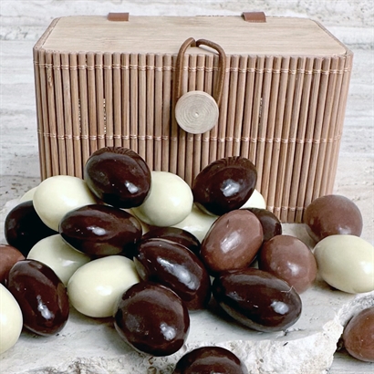 Bambusæske med trælåg. Fyldt med 200 gram Italienske chokolademandler